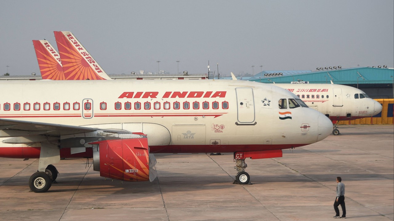 Air India kabin ekibi için açık gri saçlar yasaklandı, ancak 'kel görünmeye' izin verildi