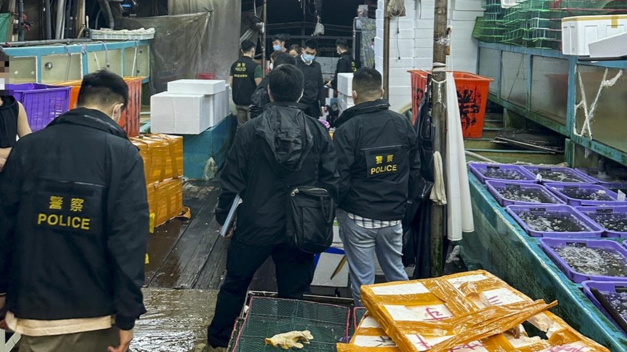 Hong Kong'un antitröst gözlemcisi, fiyat sabitleme iddiaları üzerine ortak operasyonla Aberdeen balık pazarını soruşturuyor