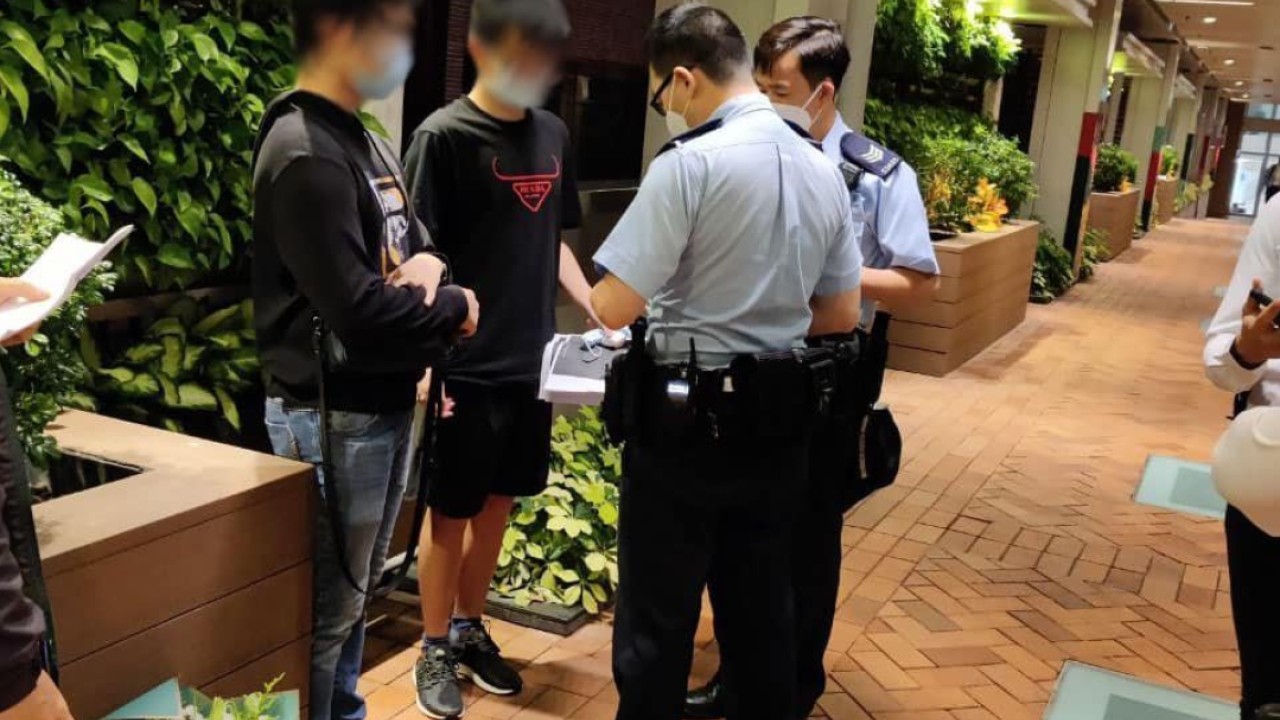 Police Called After University Of Hong Kong Students Put Posters Up On police-called-after-university-of-hong-kong-students-put-posters-up-on