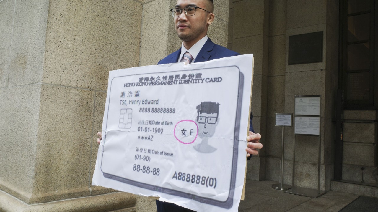 Hong Kong'un en yüksek mahkemesi, yasama meclisinin yasayı değiştirme konusunda topuklarını sürüklemesinin ardından transseksüellere kimlik kartlarında hak vermeye çağırdı