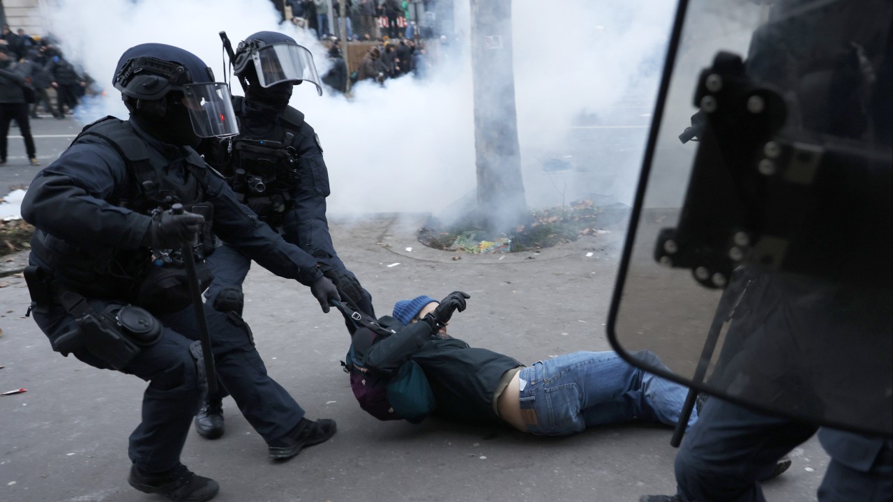 Man loses testicle after clubbing by police during Paris pension protests, plans to sue