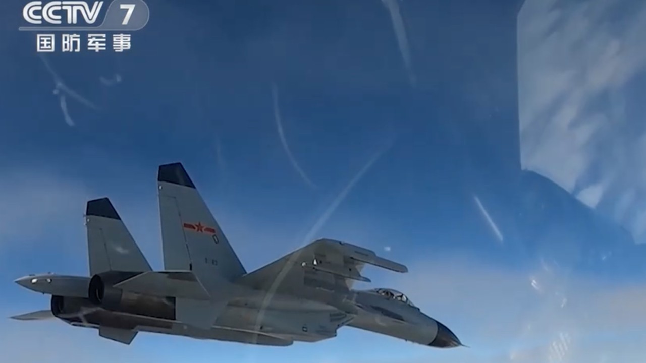 Çin videosu, Güney Çin Denizi'nde yabancı savaş uçaklarını takip eden savaş uçaklarını gösteriyor