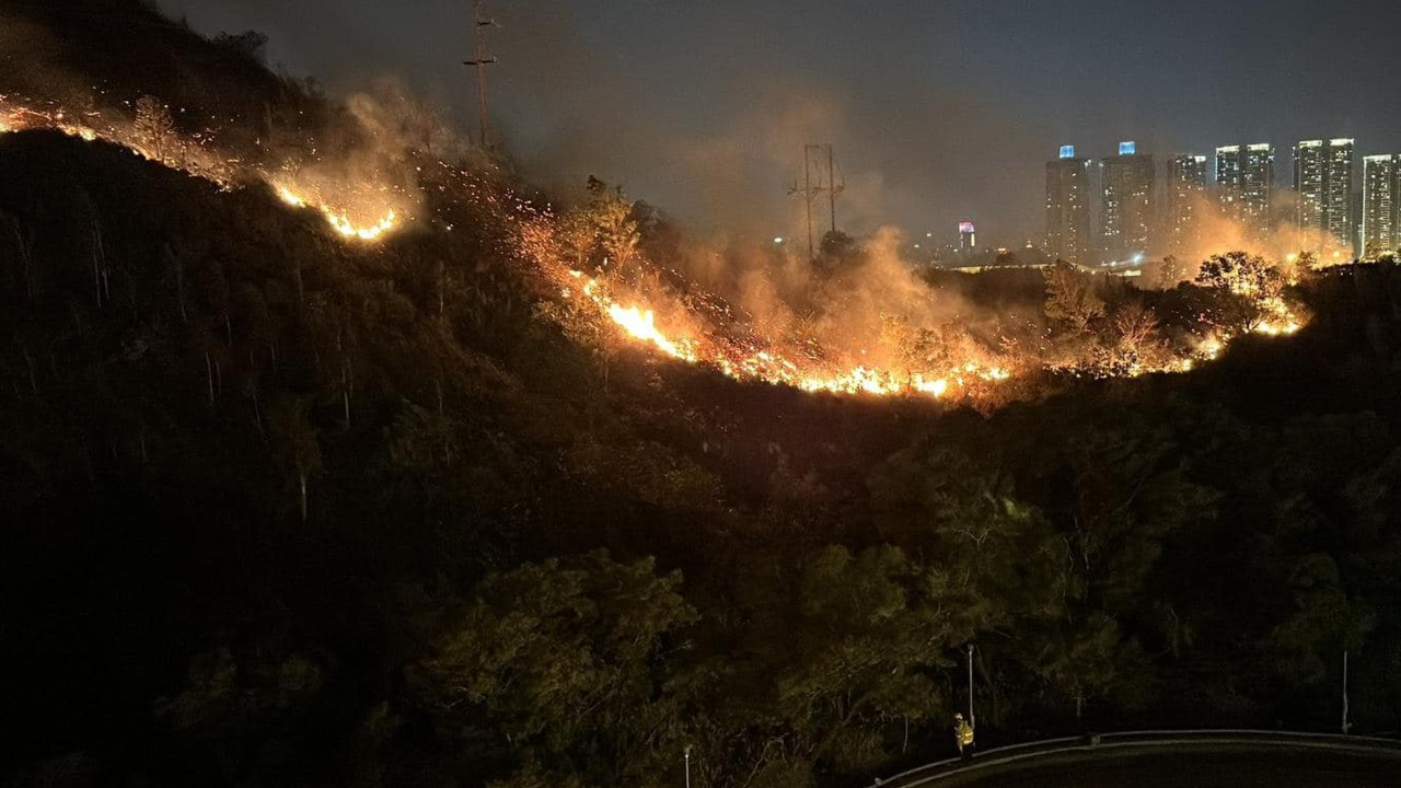 Hong Kong records 33 hill fires in 2 days, 2 flame trails on mountainside burn for more than 12 hours