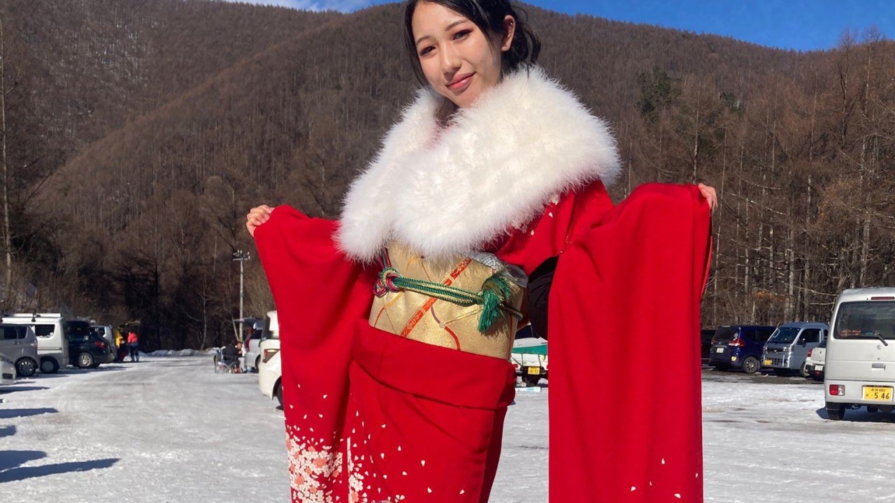 Netizenler, uzun kollu kimonoyla snowboard yapan Japon kadına hayran kaldı