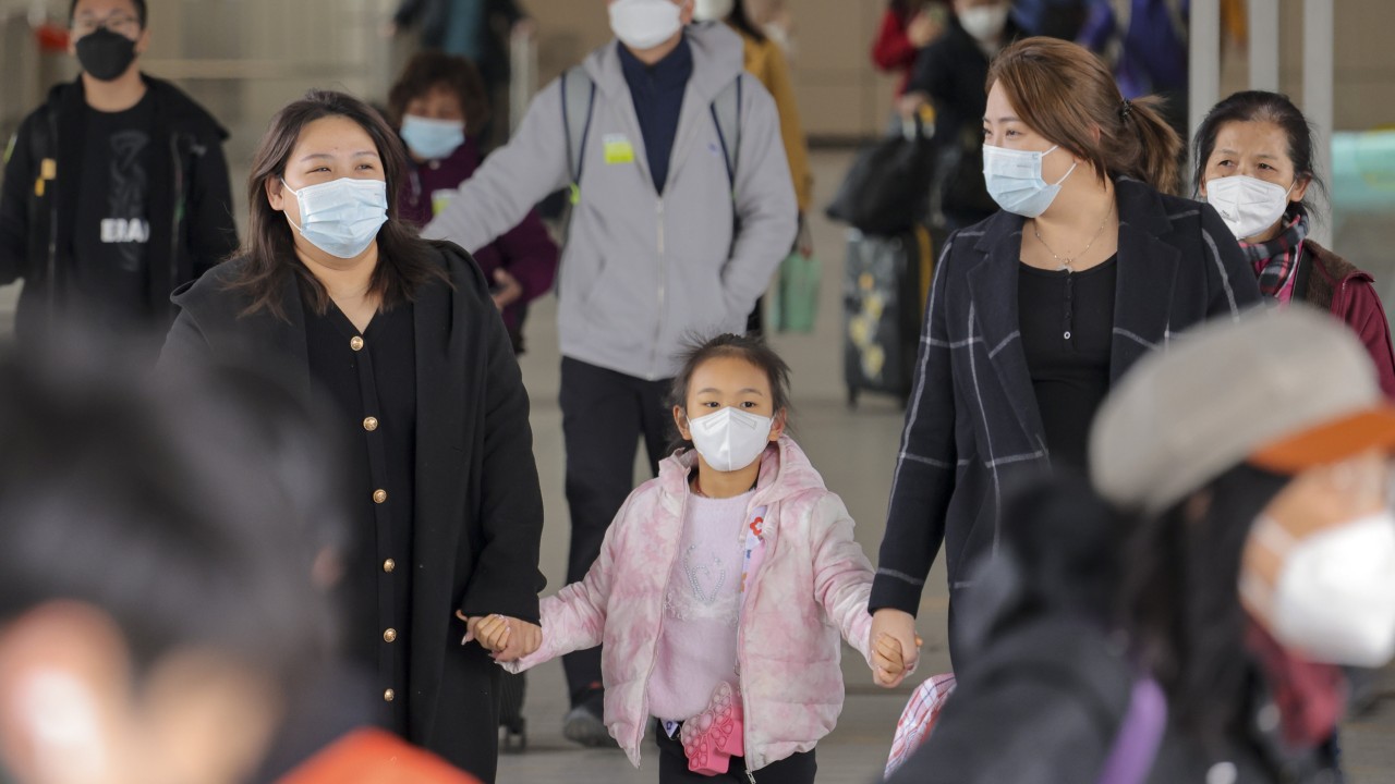 Koronavirüs: Kaynaklar, zorunlu testler ve kota sisteminin kaldırılacağını söylerken, Hong Kong ve Çin anakarası arasındaki 3 sınır kapısı daha Pazartesi günü erken bir tarihte yeniden açılacak