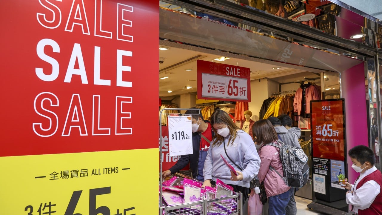Hong Kong'un perakende satış rakamları 2022'de yüzde 0,9 düşerken kasalardaki sefalet, ancak uzmanlar bu yılın ikinci yarısında artış öngörüyor