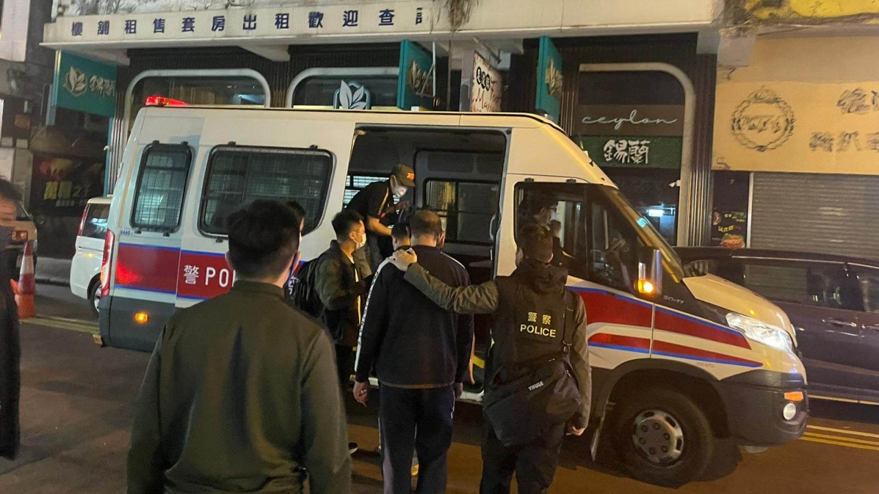 Hong Kong polisi yüzlerce kişiyi tutukladı ve üçlü baskıda uyuşturucu, yasadışı sigara, kumar fişleri, silahlar ve arabalara el koydu.