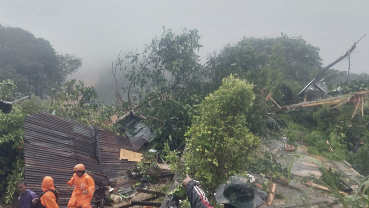 Endonezya'da heyelan 15 kişiyi öldürdü, düzinelerce kayıptan korkuluyor