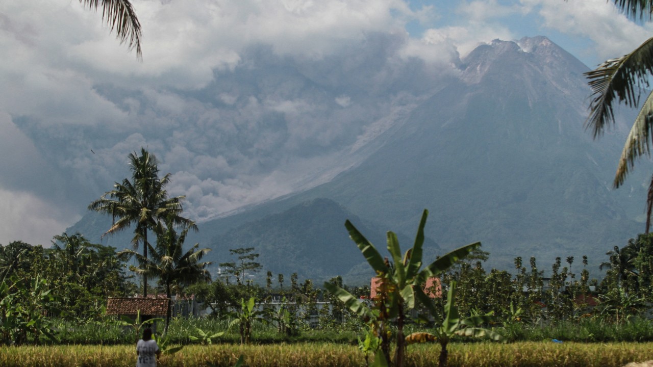 Endonezya'nın Merapi yanardağı, güneşi engelleyen yeni bir patlamada sıcak kül bulutları püskürtüyor