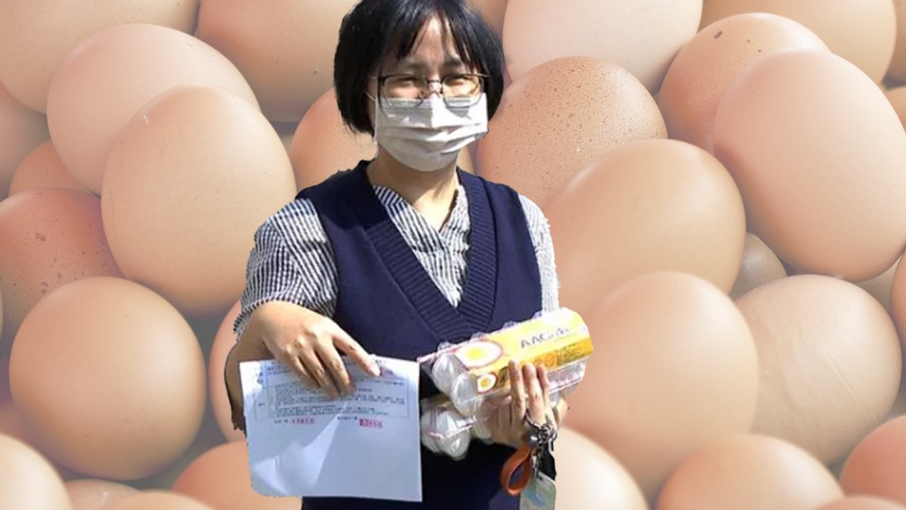 : Tayvan polisinin ciddi kıtlıkların ortasında çalıntı yumurta kartonlarını almasının ardından Çinli kadın televizyonda kocaman gülümsedi