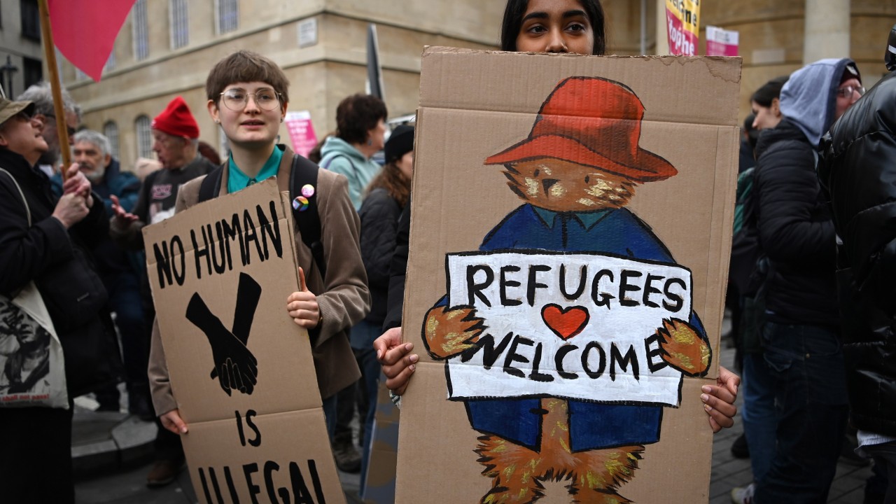 Protestocular İngiltere'nin göçmenlerin Manş geçişlerini durdurma planını kınadı