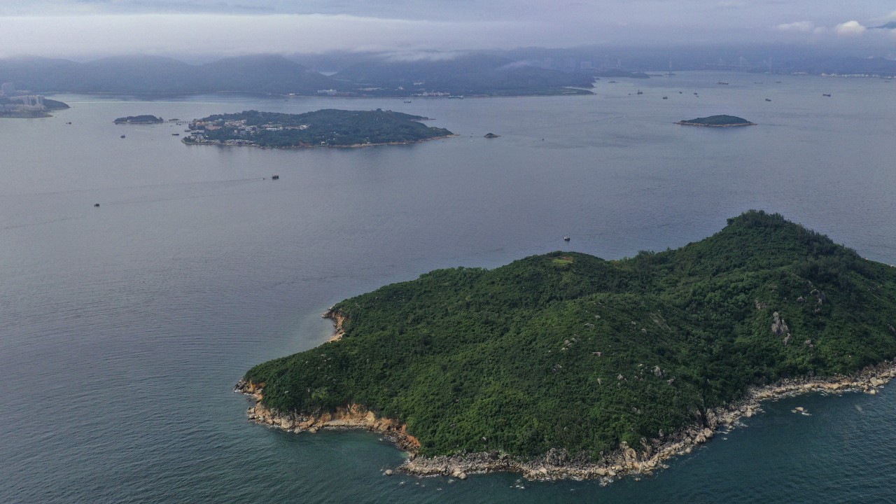 Ulaştırma bakanı, Lantau açıklarındaki yapay adaların Hong Kong'un sıkışık kentsel alanlardan geçmeden 4. limanlar arası tünel inşa etmesine izin verebileceğini söyledi