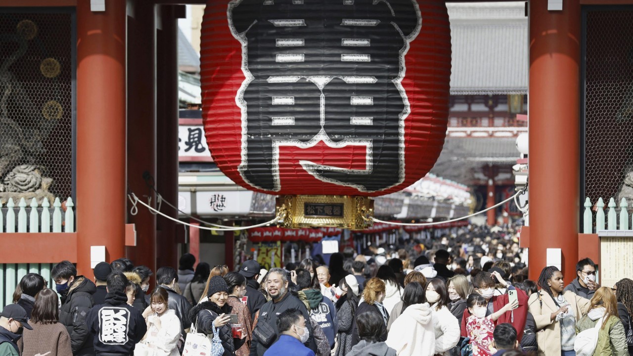 Hong Kong tur operatörleri, göçmenleri temizlemek için Japon havaalanlarında uzun süre beklendiği konusunda uyardı, gümrükler zaten kaosa yakalanmış sakinlerle