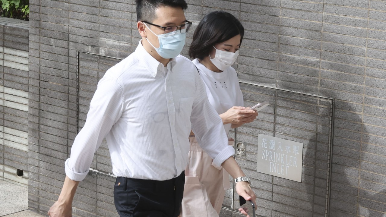 Kıdemli Hastane Kurumu yöneticisi ve doktor koca, geçen yıl Hong Kong süpermarkette hırsızlıktan her biri için 5.000 HK doları para cezasına çarptırıldı.