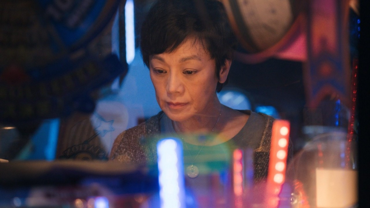 灯永不熄电影评论：香港最后的霓虹灯招牌在这个甜蜜的失落故事中出演，由张艾嘉饰演悲伤的寡妇