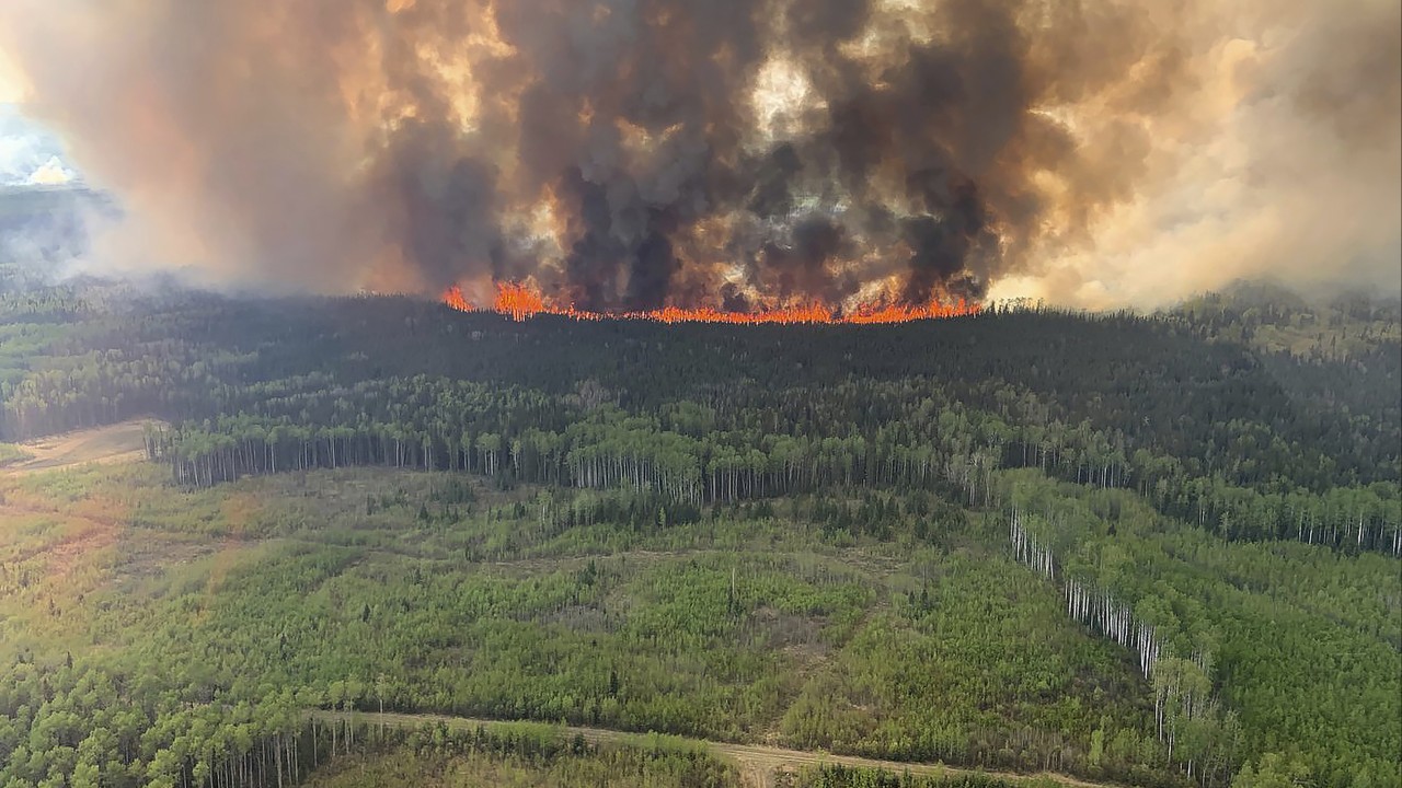 Kanada'nın Alberta eyaleti, sıcak ve kuru havalarda daha fazla orman yangınıyla karşı karşıya