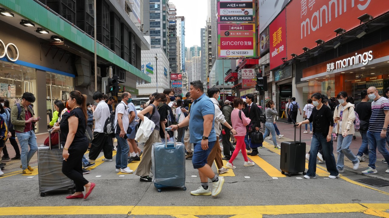 Finansal hizmetler şefi, şehrin mevcut ivmeyi sürdürmeye devam etmesi halinde Hong Kong ekonomisinin yüzde 5,5 büyüme elde edebileceğini söyledi