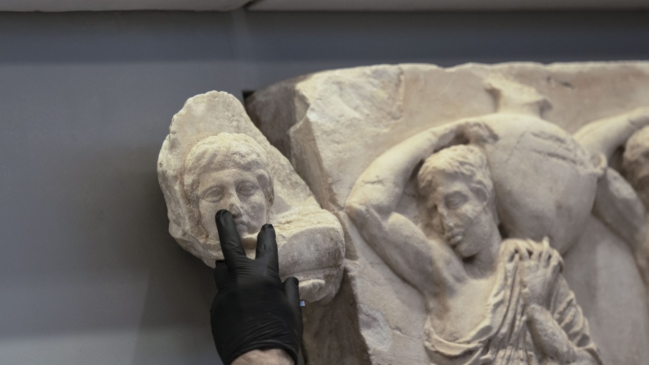 Yunanistan, 17 yıllık hukuk mücadelesinin ardından İngiliz sanat hırsızından yüzlerce paha biçilmez antika eseri kurtardı