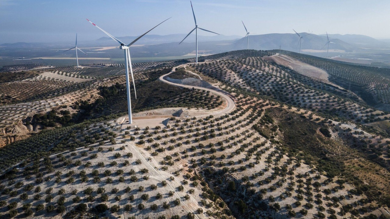 İspanya, tüm ülkesini 9 saatlik bir iş günü için beslemeye yetecek kadar yenilenebilir enerji üretti.