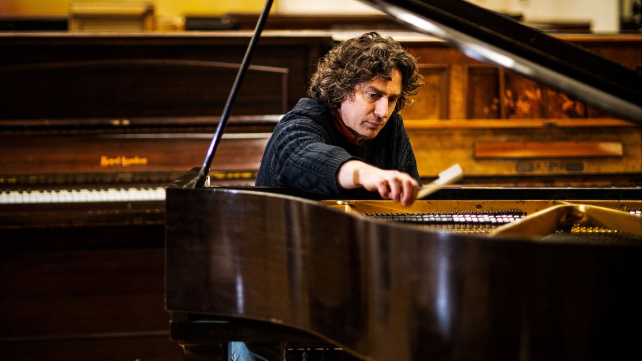 İngiliz müzisyen gücünü buluyor: istenmeyen piyanoları kurtarmak