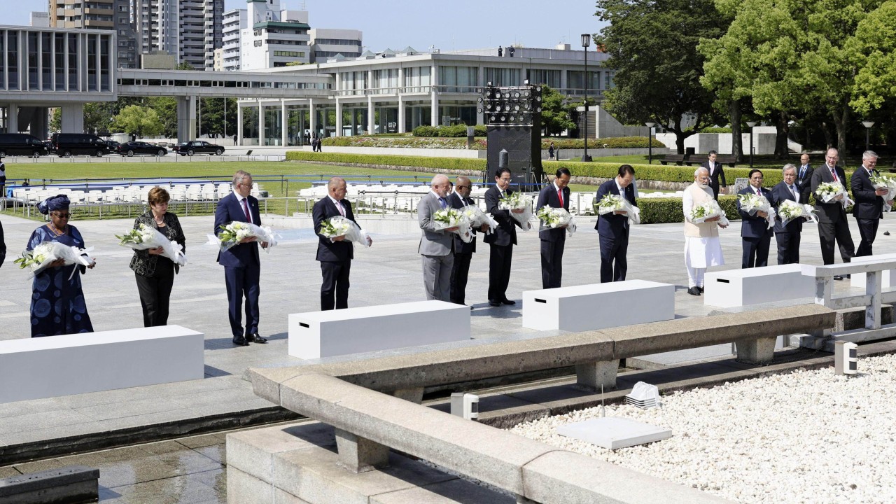 Japonya ve Güney Kore liderleri, güvenlik görüşmelerinin ortasında Hiroşima'daki Kore atom bombası kurbanları için anma töreninde dua ediyor