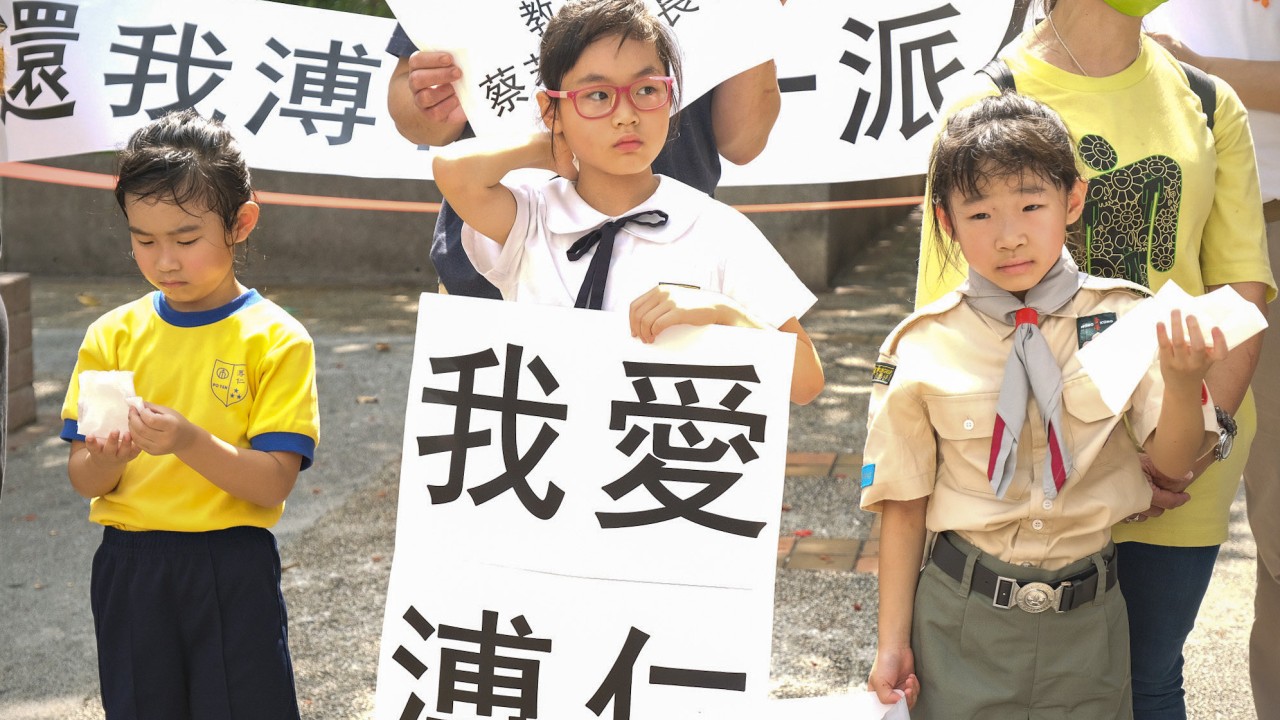 Tehdit altındaki Hong Kong okulunun, mezunların programı finanse etmek için 3 milyon Hong Kong Doları toplama sözü vermesine rağmen, özel İlköğretim Bir sınıfları kurması yasaklandı