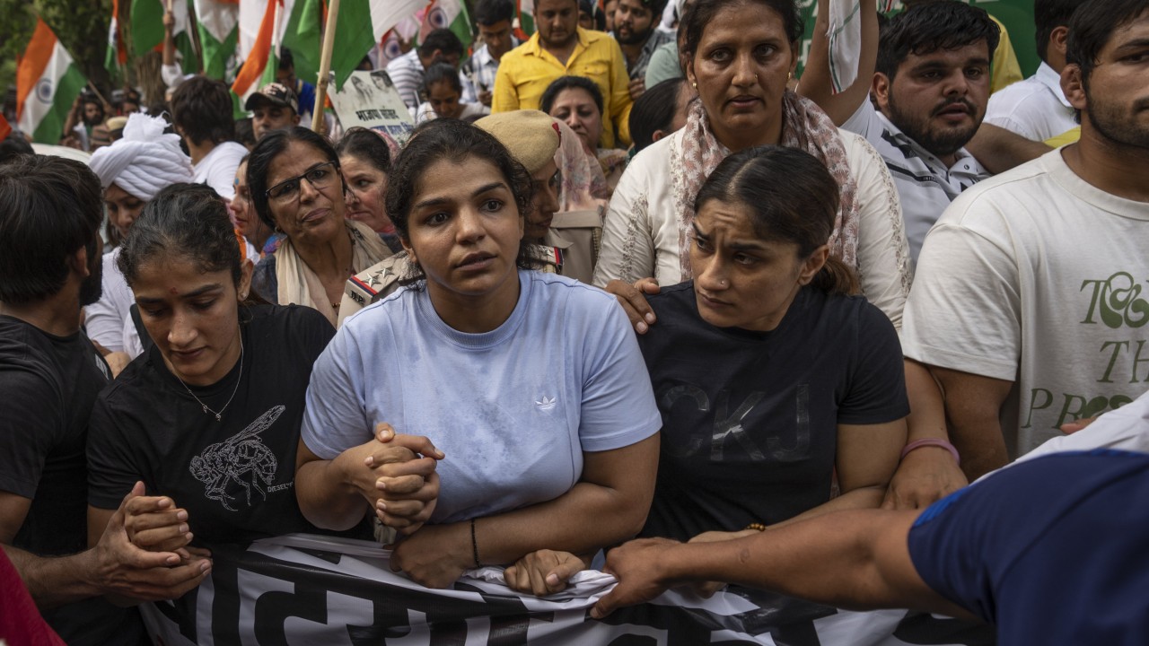 Hindistan'ın en iyi kadın güreşçileri, spor yetkilisinin cinsel tacizden tutuklanmasını talep etmek için yürüdü