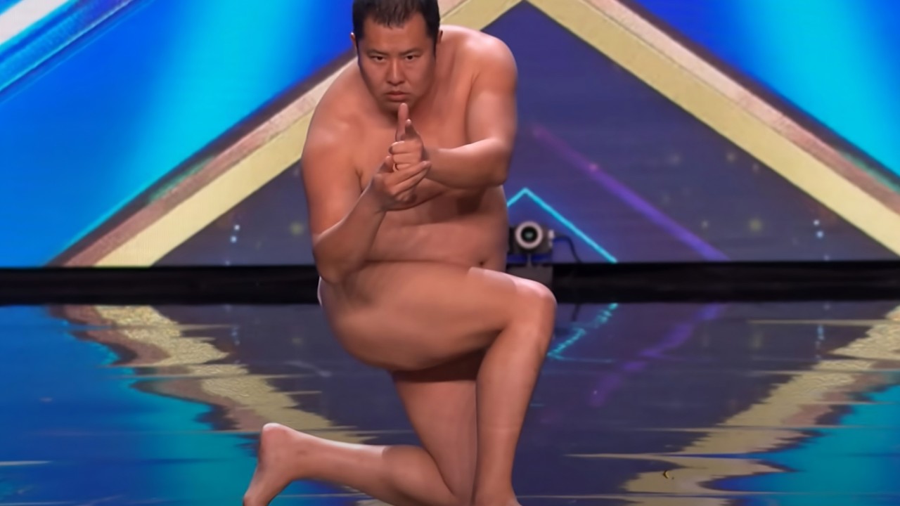 Japon komedyen 'Tony' Yasumura'nın neredeyse çıplak sahne gösterisi İngiltere'nin Got Talent'ını kasıp kavurdu