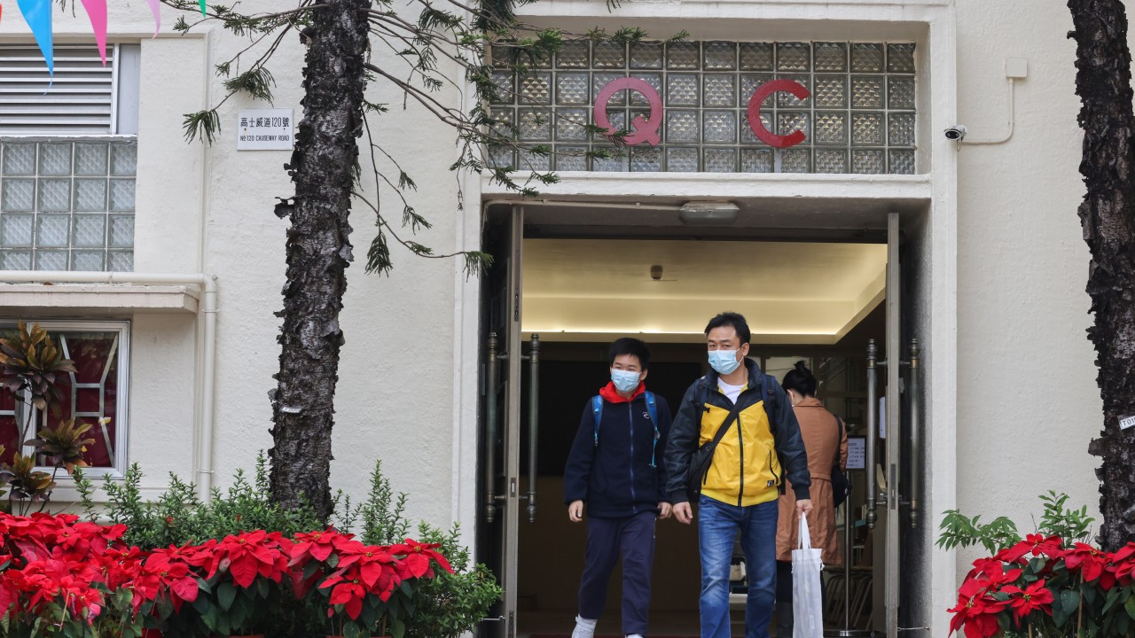 Şehir, Ortaöğretim Bir sınıfları için 'kapı çalma' yerlerinin sayısını yarıya indirdiğinden, Hong Kong öğrencileri tercih edilen okul yerlerini bulmakta zorlanabilirler.