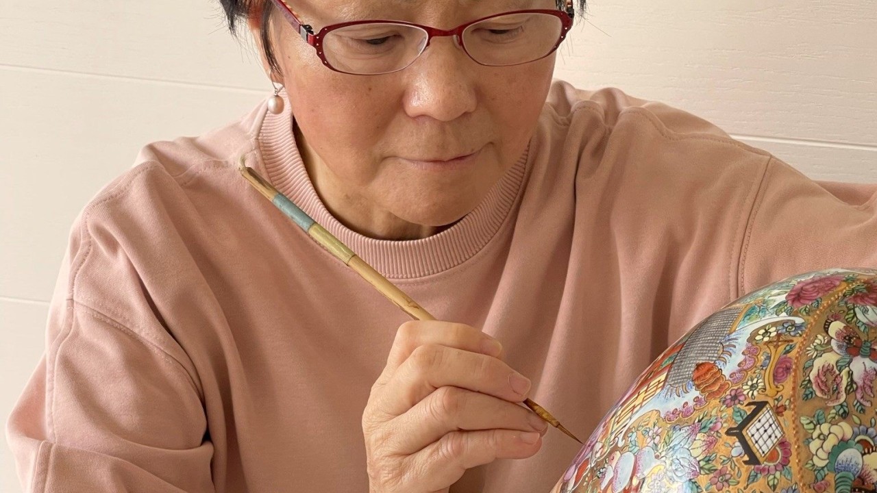 展览中重点展示手绘香港瓷器，艺术家希望能为新一代照亮她的手艺，帮助“建设更美好的未来”