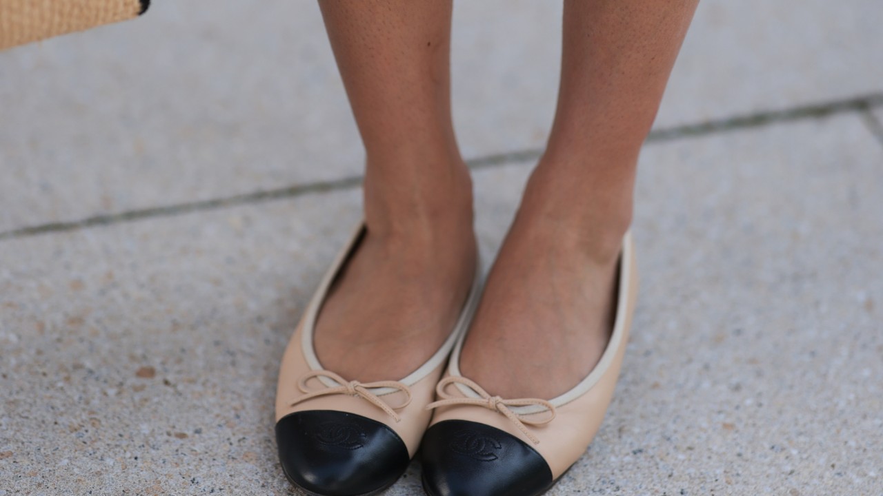 “忙碌女性的完美鞋子”：芭蕾平底鞋是 2023 年夏季的流行鞋款，吉吉 (Gigi) 和贝拉·哈迪德 (Bella Hadid)、佐伊·克拉维茨 (Zoe Kravitz) 以及凯特·莫斯 (Kate Moss) 都穿着芭蕾平底鞋