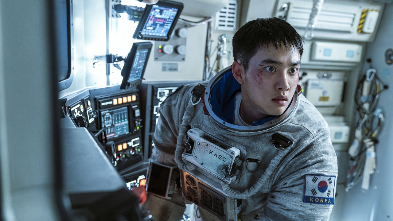 《月球》电影评论：科幻大片《火星救援》的韩国即兴表演，由《与神同行》金容和执导