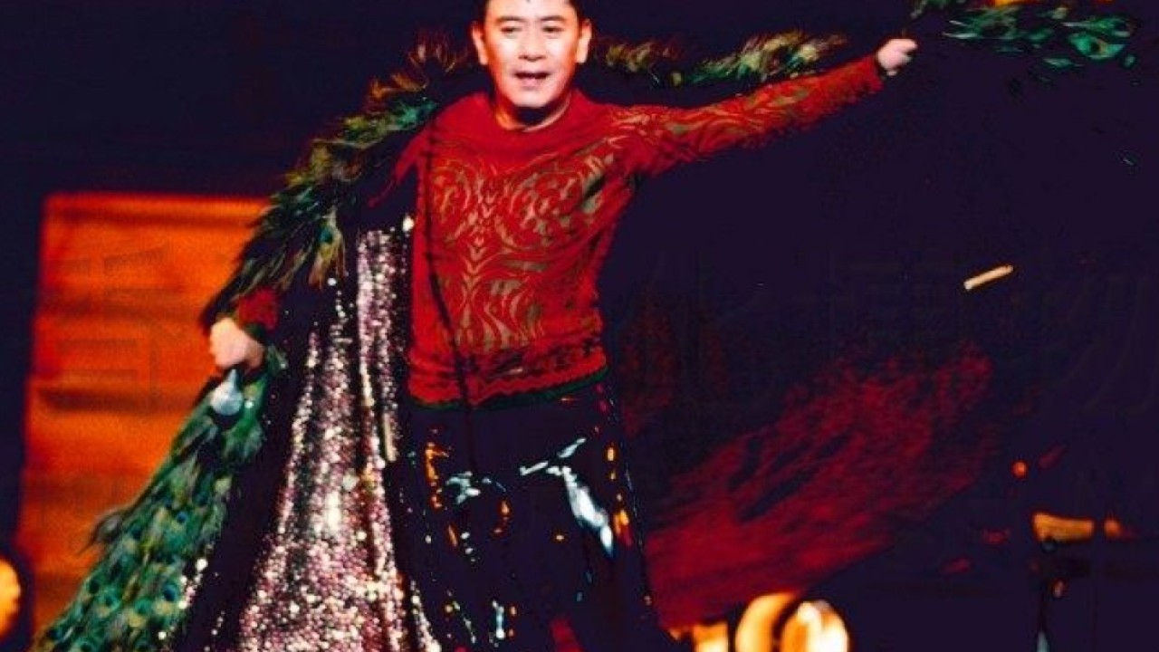 粤语流行歌手罗文的五大最佳造型——这位 20 世纪 80 年代 LGBTQ 偶像，风格华丽的香港时尚达人