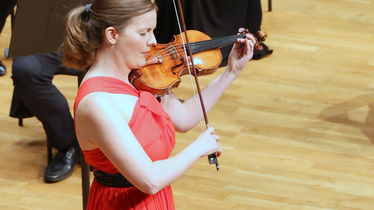 莫扎特的《完美协奏曲》、小提琴家Veronika Eberle的细川引人入胜的首演以及Christoph Poppen指挥的香港小交响乐团