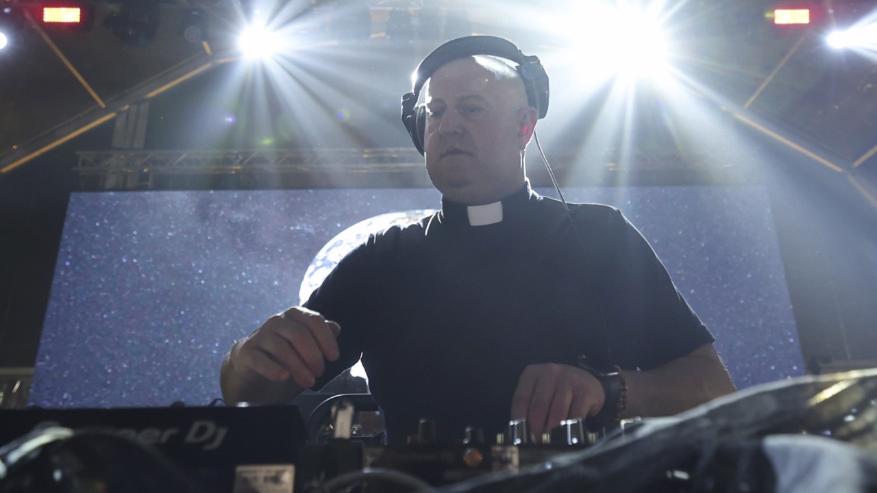 如何激励年轻人去教堂？这位“DJ牧师”给他们带来了教堂