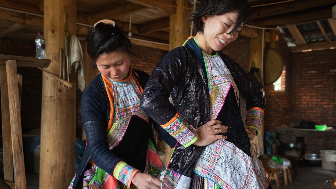 美国时装设计师如何与中国少数民族合作重塑他们的传统服装
