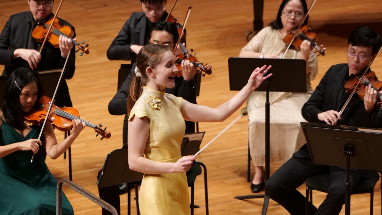 青少年阿尔玛·多伊彻 (Alma Deutscher) 在香港城市室乐团音乐会上展示了她作为作曲家、指挥家、钢琴家和小提琴家的罕见才华