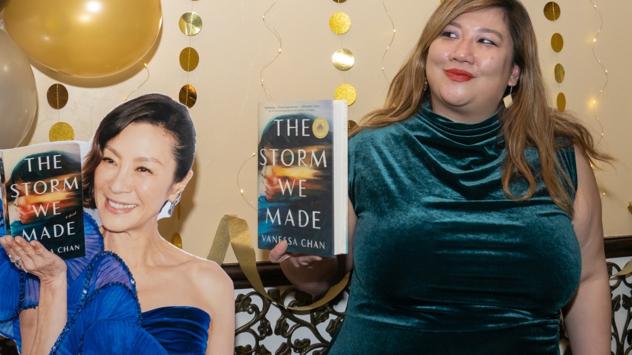 Facebook 前公关经理凡妮莎·陈 (Vanessa Chan) 谈及她以马来西亚过去为背景的小说《我们制造的风暴》，以及对杨紫琼的“痴迷”