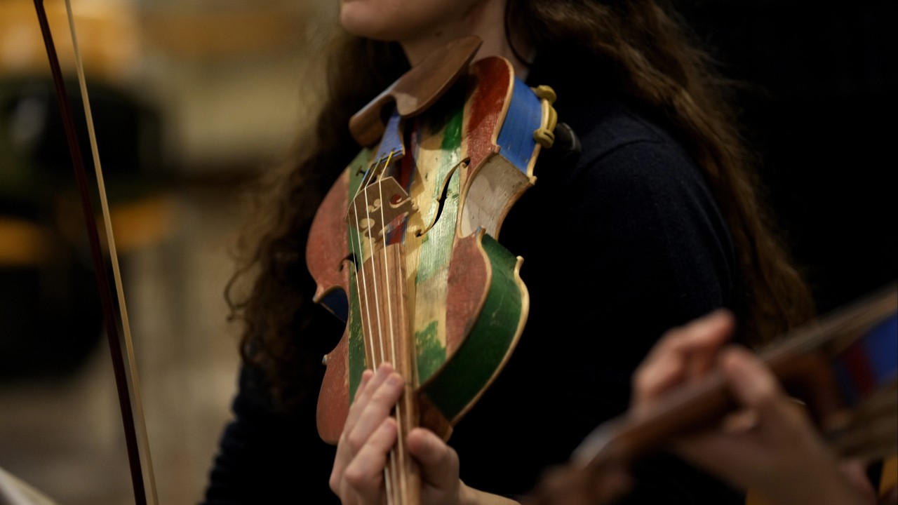 囚犯用从走私船上打捞上来的木材制作的小提琴、大提琴和中提琴在斯卡拉音乐会上亮相