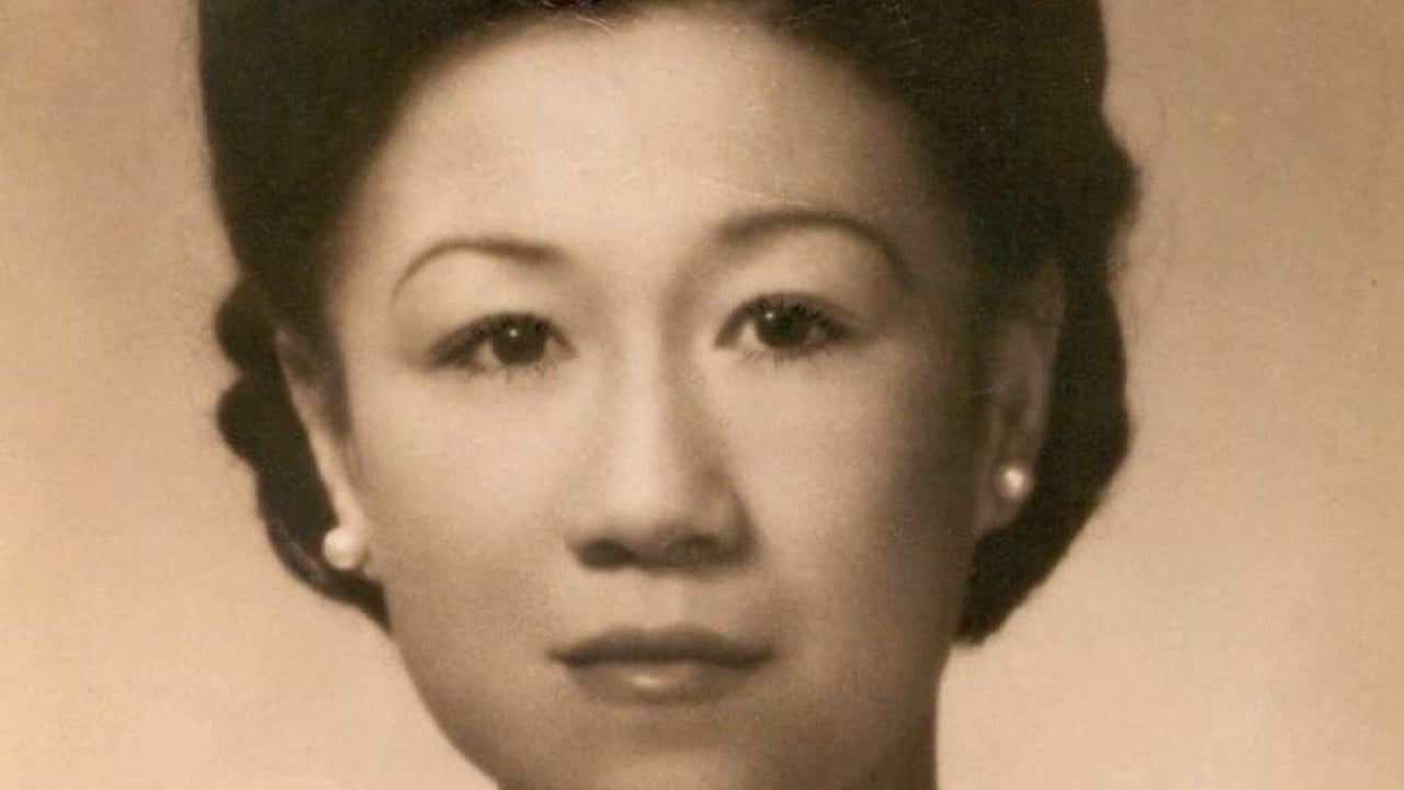 二战日本投降后，一名怀孕的前战俘在香港战俘营里的焦虑生活