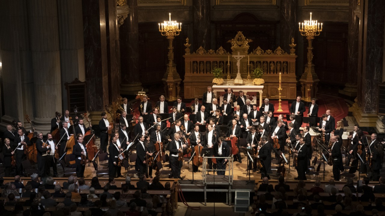 维也纳爱乐乐团曾经全是男性音乐家，现在拥有 24 名女性音乐家，并且随着它赶上时代和其他乐团的步伐，这一数字还在不断增加。