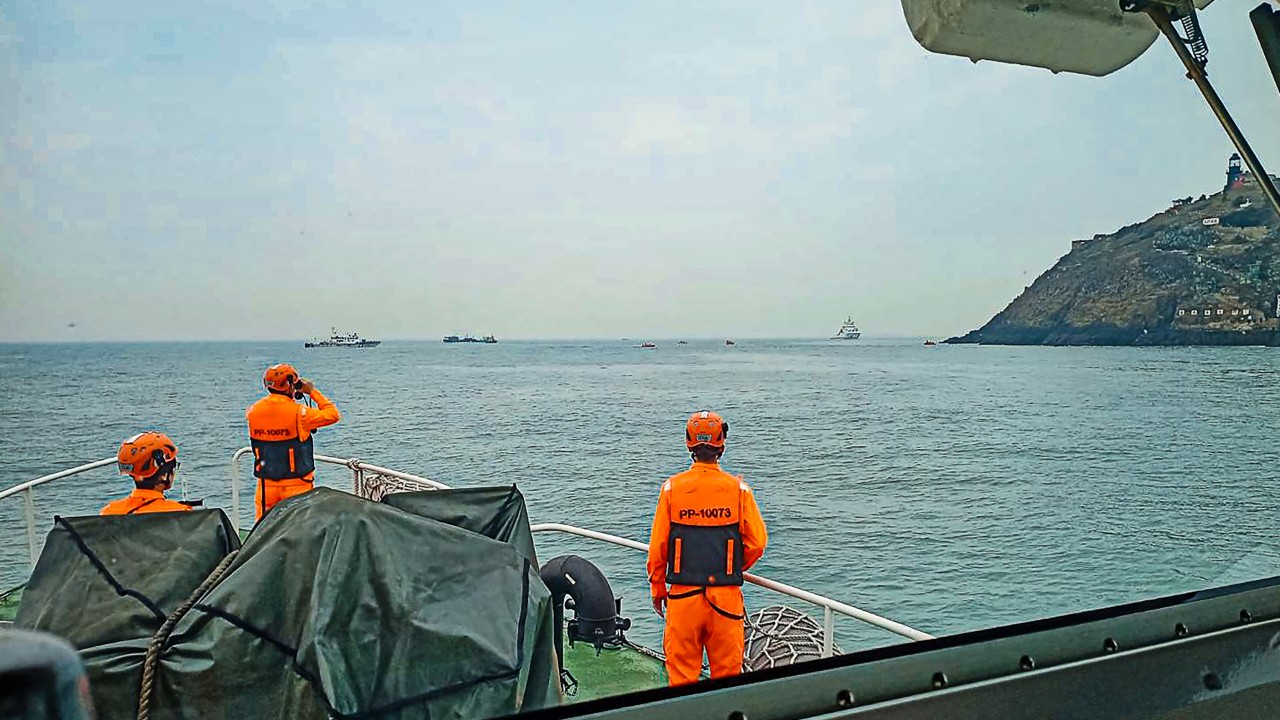 Mainland, Taiwanese coastguards join forces to save capsized fishing boat crew thumbnail