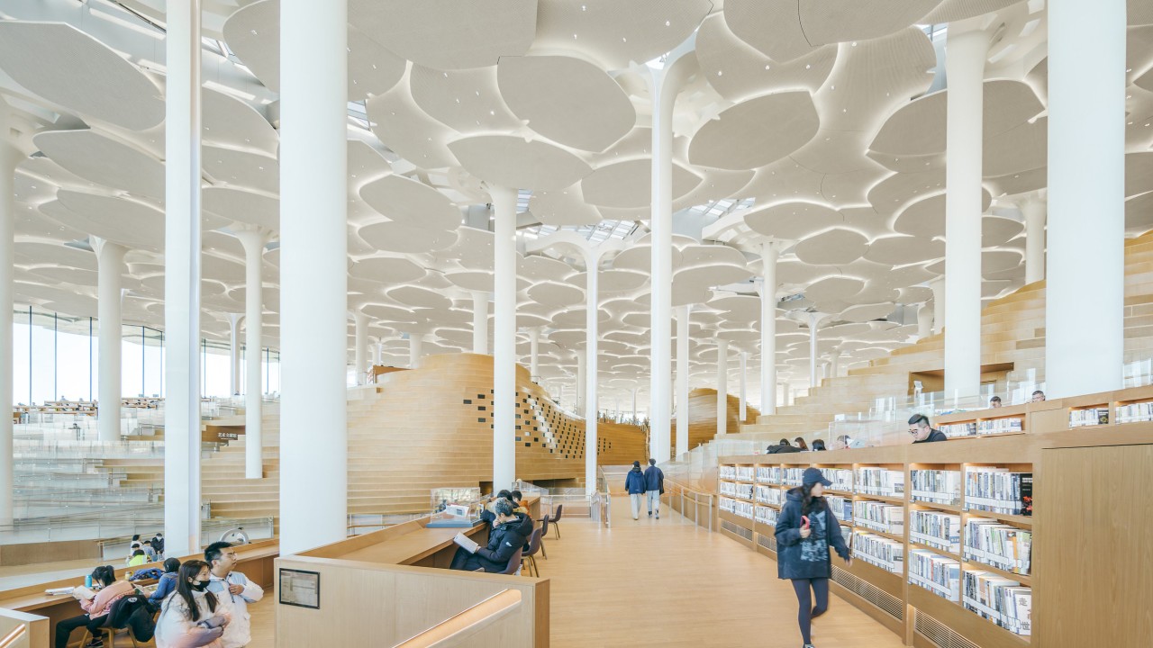 位于北京的世界上最大的阅读图书馆受到大自然的启发，旨在成为“每个人都在同一片天空下”的地方。