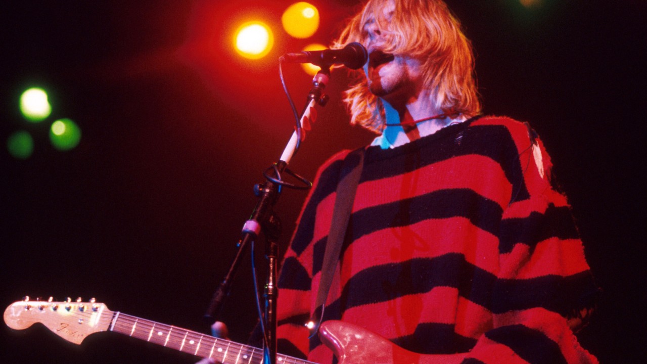Nirvana 主唱 Kurt Cobain 的标志性 90 年代垃圾摇滚时尚影响力如何在 Nirvana 主唱去世 30 年后持续存在