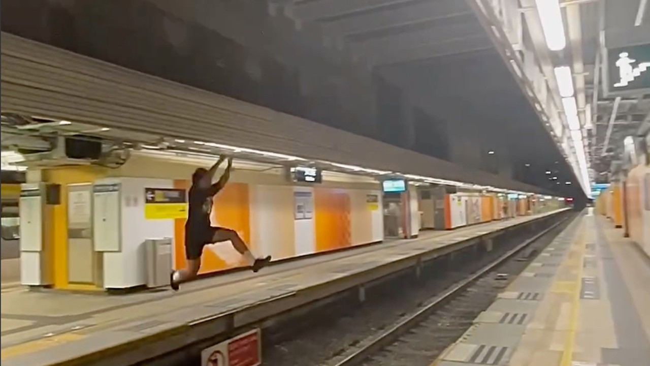 Hong Kong police investigate after viral video shows man leaping between MTR platforms