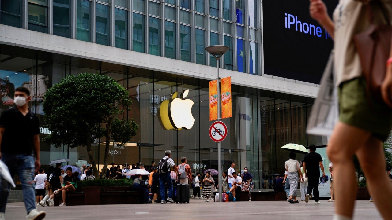 苹果仍然领先中国高端智能手机销量，但华为和荣耀正在迎头赶上