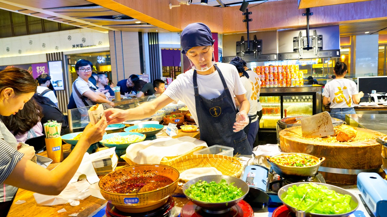 难怪深圳会吸引香港的食客和购物者：它靠近、干净，而且食物便宜得多。