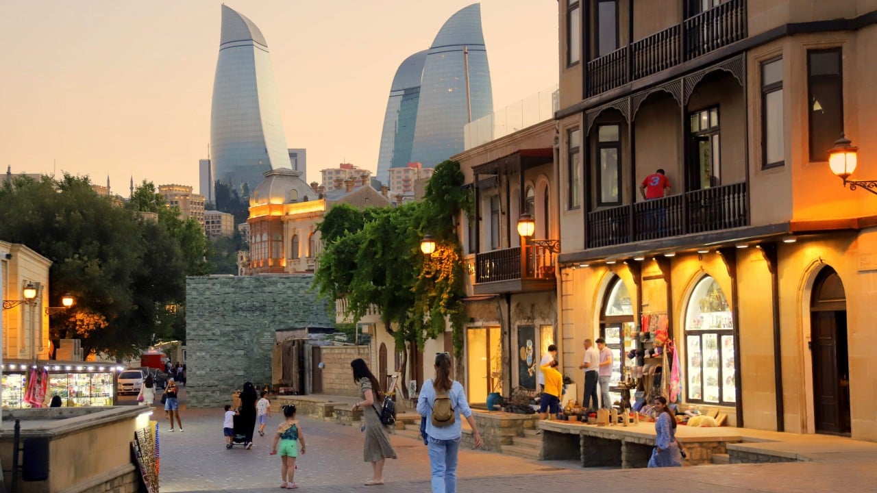 巴库，石油资源丰富的阿塞拜疆的拥挤首都，亚洲和欧洲文化在这里碰撞