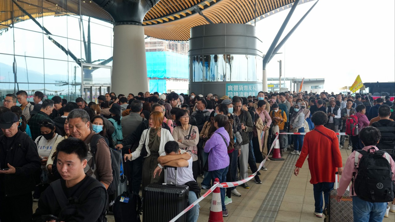 6-hour suspension at Hong Kong side of mega bridge catches out 1,000 travellers