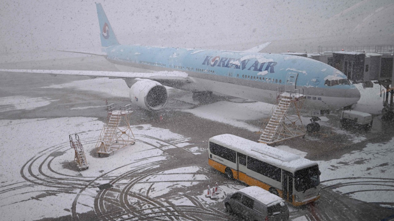 Heavy snow blankets South Korea, grounding dozens of flights and killing 4